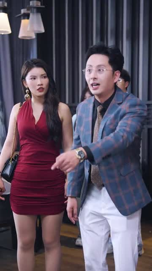 端盘子的我，被女老板拉去结婚（61集）爆款热门短剧