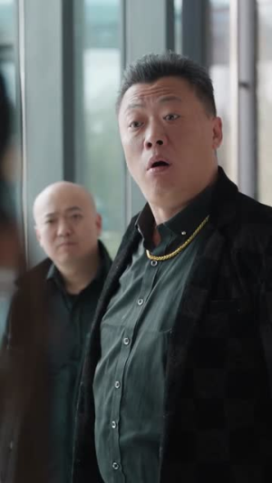 午夜刷消息，误打误撞拿下校花（80集）最新上映的短剧