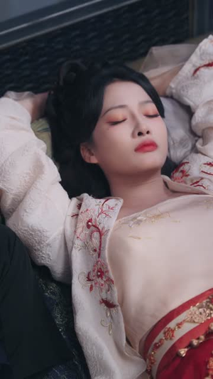 迎娶沉睡女魔头后，贴贴就变强（84集）网盘在线观看