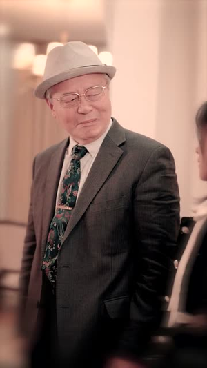 雪崩后，我再次让出担架全家都慌了（61集）解说文案