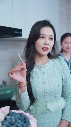 不听劝后,女邻居家爆炸了(70集) 不听劝后,女邻居家爆炸了(70集)让你一口气看完