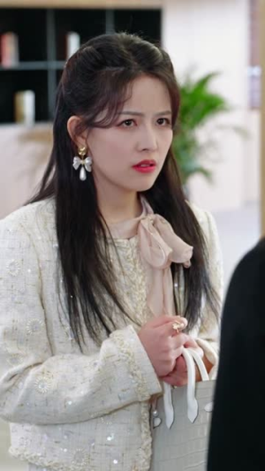 入职第一天，公司总裁是装穷老公（83集）每天分享短剧