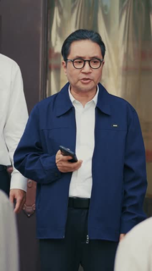 村里修机场，我第一个签字（65集）短剧抢先看全集
