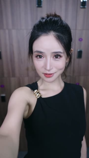 宝箱坠落,吻醒神豪(80集) 宝箱坠落,吻醒神豪(80集)超级好看的短剧