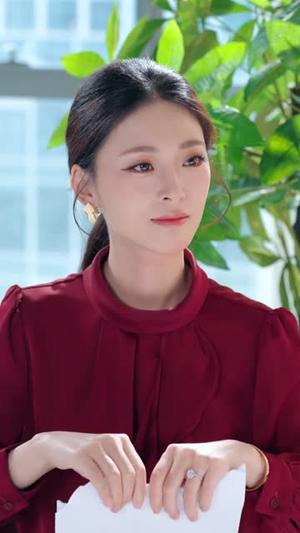 拦下影帝豪车后，我与他契约成婚（94集）每天分享短剧